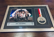 Srebrny medal Drużynowych Mistrzostw Polski na żużlu zdobyty w tym roku przez drużynę Orlen Oil Motor Lublin. To wyjątkowa pamiątka dla miłośników „ czarnego sportu", bo lubelska drużyna, jako jedyny klub w dotychczasowej historii Speedway Ekstraligi, dotarła do jej finału po raz 5. z rzędu. Pamiątka po tym historycznym osiągnięciu to unikatowy przedmiot. Dar Prezydenta Miasta Lublin dr. Krzysztofa Żuka