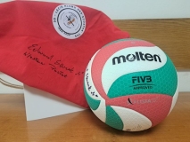 Prezydent Białej Podlaskiej Pan Michał Litwiniuk, przekazał na Aukcję sportowy gadżet - piłkę z autografami mistrza świata w piłce siatkowej Pana Edwarda Skorka oraz dziennikarza sportowego Pana Wiesława Pawłata