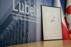 Koszulka z autografem Aleksandry Mirosław - polska zawodniczka we wspinaczce sportowej, specjalizująca się we wspinaczce na czas. Mistrzyni olimpijska z Paryża 2024, Trzykrotna mistrzyni świata oraz rekordzistka świata we wspinaczce na czas (6,03 s). Dar Marszałka Województwa Lubelskiego Jarosława Stawiarskiego