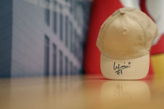 Czapka z autografem Wilfredo Leona - uznawany za najlepszego siatkarza na świecie, grający na pozycji przyjmującego, zawodnik Bogdanki LUK Lublin, srebrny medalista olimpijski z Paryża, mistrz Polski z Bogdanką LUK Lublin. Dar Marszałka Województwa Lubelskiego Jarosława Stawiarskiego