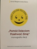 Książka "Pomóż Dzieciom Przetrwać Zimę" Monografia Akcji - książka, w której zdokumentowano 3 dekady działania Ogólnopolskiej Akcji Charytatywnej PDPZ. W publikacji opisane zostały: historia Akcji; zasady jej organizowania oraz podsumowane plony 30 lat zbiórek. Książkę ilustrują zdjęcia, które dotychczas dostępne były tylko w archiwum Akcji, m.in. fotografia maszynopisu pierwszej Akcyjnej piosenki z odręcznymi poprawkami. Prezent od autorki- Anny Bieganowskiej-Skóry