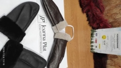 rękawiczki skórzane (dwie pary), z jednym palcem, w środku cieplutkie futerko, kołnierzyk futrzany, który można przypiąć do kurtki lub płaszcza. Dar Pani Joanny Piłat z Pracowni krawiecko kuśnierskiej