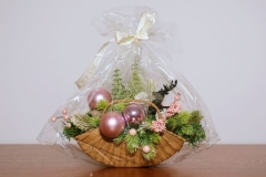 Dekoracja Świątecznego stołu – stroik w koszyczku przygotowany przez osoby z niepełnosprawnością i ich opiekunów w Środowiskowym Domu Samopomocy w Annopolu – dar Wydziału Polityki Społecznej LUW w Lublinie