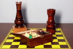 Statuetki - skoczek i wieża oraz komplet szachowy/bierki stauton 6 w kasecie drewnianej wraz z szachownicą - przekazane w "Darze serca za Dar Serca" przez Andrzeja Maja - Wicewojewodę Lubelskiego