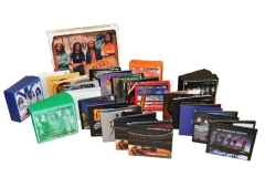 unikalny album "Budka Suflera Collection 20 CD". Jest to kompleksowy, 20-płytowy zbiór, będący prawdziwym rarytasem dla koneserów i wielbicieli historii polskiej muzyki rockowej. Ta kolekcja to podróż przez całą karierę zespołu, od wczesnych nagrań po największe hity, stanowiąc esencję polskiego klasycznego rocka. Płyty są nowe, w oryginalnym, opakowaniu. Dar serca od Mirosławy Gałan i firmy Multi Frigo25_057