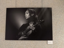 Fotografia z wystawy „Black &White Jazz”- Dar Redaktor Naczelnej Radia Lublin Pani Kingi Hendzel (fotografia przedstawia młodą artystkę Jasmine Okraku)