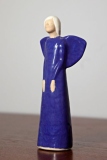 Ceramiczna figura anioła w kolorze niebieskim – przekazany przez pracowników LUW