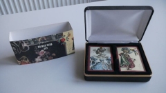 Komplet kolekcjonerski kart do brydża z motywem Dance macabre w ozdobnym etui, pochodzenie Wielka Brytania Podarował Piotr Ostrzyżek Agencja FreeLine