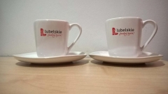 Filiżanki z wyjątkowego i niepowtarzalnego serwisu kawowego z limitowanej serii „Lubelskie Smakuj Życie”. Dar Sławomira Sosnowskiego Marszałka Województwa Lubelskiego.