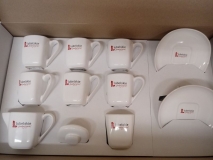 Dar Sławomira Sosnowskiego Marszałka Województwa Lubelskiego. To wyjątkowy i niepowtarzalny serwis kawowy z limitowanej serii „Lubelskie Smakuj Życie”. Został wyprodukowany na specjalne zamówienie Samorządu Województwa Lubelskiego. Trafia na stoły gości Urzędu Marszałkowskiego zarówno tych z kraju jak i zza granicy promując nasz region. I co najważniejsze jest praktyczny, może przydać się w każdym domu, kiedy chcemy podać kawę lub herbatę.