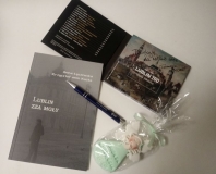 Płyta "Lublin 700. Wielki jubileusz" , książka "Lublin zza mgły oraz długopis i aniołek. Zestaw upominków od Tomasza Momota.