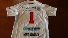 Prezent od Prezydenta Miasta Lublin, p. Krzysztofa Żuka. Koszulka reprezentacji Polski w rugby z autografami zawodników. Rugbyści przekazali te koszulki specjalnie na aukcję PDPZ.