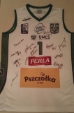 Koszulka z numerem 1, czołowej zawodniczki Uju Ugoki (Pszczółka Polski-Cukier AZS-UMCS Lublin). Na koszulce znajdują się autografy wszystkich Zawodniczek oraz Trenerów drużyny występującej w Basket Lidze Kobiet. Drużyna zajmuje obecnie 5 miejsce w tabeli i jest w trakcie serii 3 wygranych meczy z rzędu