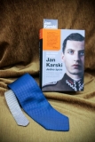 Dar Przemysława Czarnka Wojewody Lubelskiego. To wyjątkowe przedmioty o wartości historycznej: oryginalny krawat Jana Karskiego, kuriera i emisariusza władz Polskiego Państwa Podziemnego, który za swoją działalność został uhonorowany najwyższymi odznaczeniami państwowymi – polskim Orderem Orła Białego, amerykańskim Medalem Wolności oraz przez Jad Waszem tytułem Sprawiedliwy wśród Narodów Świata i książka Waldemara Piaseckiego (przewodniczącego Towarzystwa Jana Karskiego) "Jan Karski. Jedno życie. Kompletna historia. Tom 1 (1914-1939) MADAGASKAR" z dedykacją Autora dla Wojewody Przemysława Czarnka w 75-rocznicę misji Bohatera.