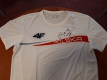 Prezent od Rotary Club Lublin Centrum i Polskiego Związku Lekkiej Atletyki: koszulka z autografem Tomka Majewskiego.