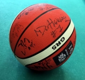 Piłka do kosza z autografami. Dar od TBV Start Lublin.