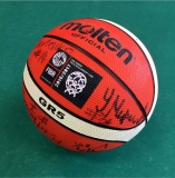 Piłka do kosza z autografami. Dar od TBV Start Lublin.