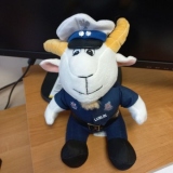 Koziołek - pluszowa  maskotka.  Dar NSZZ Policjantów woj. lubelskieg