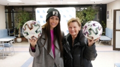 dwie piłki z podpisem Miłosza Mleczki, dar przekazała Pani Jessica Ziółek 