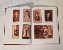 Album "Fotografia na Lubelszczyźnie" Ryszarda Bogdziewicza, fotografia na Lubelszczyźnie na tle fotografii europejskiej i krajowej w latach 1839-1918 wydanie Lublin 2017 - dar Katarzyny Kępy Dyrektor MUP w Lublinie