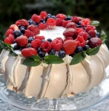 Słodkie zachcianki Eli. Przepyszny, klasyczny tort orzechowo-kawowy lub tort bezowy Pavlova. Na 20-25 porcji. Podarowany przez Elżbietę Janik-Tymińską Termin realizacji do 31.01.2024