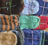 "Dziergające sercem" Przekazały na Aukcję Pomóż Dzieciom Przetrwać Zimę 10 kompletów (10x2) czapek "1 dla Niej i 1 dla Niego"