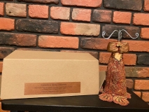 "Kobieta w złotej sukni" – ręcznie wykonany wieszak na biżuterię. Limitowana kolekcja towarzysząca premierze najnowszego spektaklu Teatroterapii Lubelskiej pt. „Nieposkromienie”. Wykonanie: Maja Warzecha