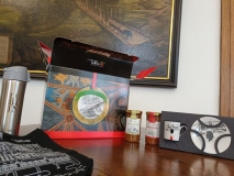 Zestaw gadżetów Miasta Lublin z eleganckim opakowaniu - lubelskie miody, kubek termiczny i filiżankę ze spodkiem i wizerunkiem słynnego Lublinianina Henryka Wieniawskiego, dar Prezydenta Miasta Lublin Pana Krzysztofa Żuka i Pani  Moniki Lipińskiej, Zastępcy Prezydenta Lublina