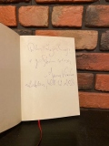 „Jak w prostych słowach, bez zbędnej egzaltacji mówić o miłości?” Przekonać się można po lekturze najnowszego tomiku prof. Janusza Kirenki „Tropy”. Jeszcze pachnący farbą drukarską tomik ilustrowany obrazami Autora z dedykacją